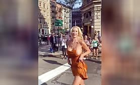 Nicolette Shea se met a l'aise en pleine rue
