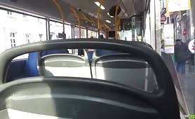 Elle baise dans un bus avec son mec