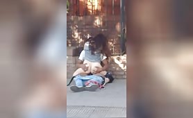 Couple baise sur un trottoir en pleine journée