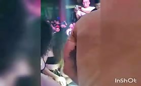 Elle a oublié de mettre une culotte en boite