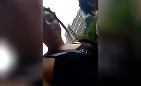 Elle nous montre qu'elle ne porte pas de culotte dans la rue