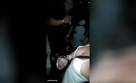 Elle prouve qu'elle ne porte pas de culotte