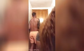 Ils baisent dans les toilettes