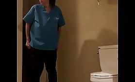 La femme de ménage suce un client