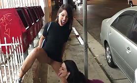 Elle bouffe le minou de sa copine en pleine rue