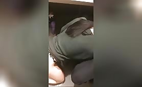 Agent de sécurté se fait sucer par une cliente
