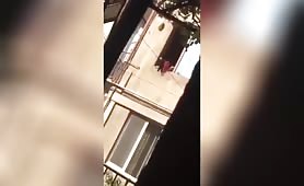 Son amant s'enfuit par la fenêtre