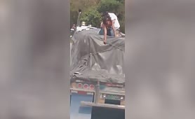 Couple super chaud sur le toit d'un camion