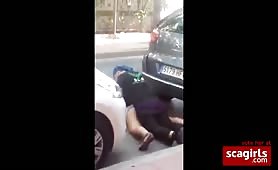 Ils baisent dans la rue entre 2 voitures