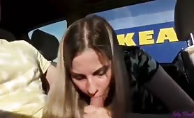 Elle suce sur le parking d'IKEA