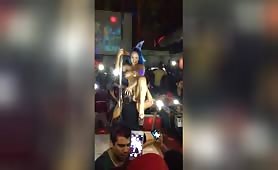 Stripteaseuse se fait lecher par une cliente