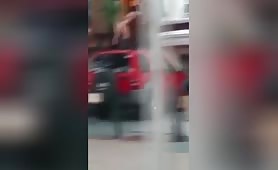 Un couple de New York fait l'amour devant un immeuble