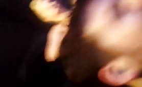 Jolie nana s'exhibe pendant un concert
