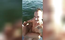 Il baise sa meuf sur un scooter des mers