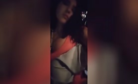 Elle se prend des doigts sur la banquette arriere