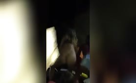 Coquine baisse son short devant tout le monde