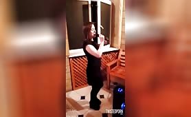 Elle suce un mec pendant une fete
