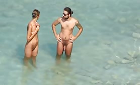 Il se fait sucer sur la plage