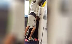 Elle suce dans le tramway