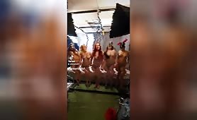 5 copines se font un TikTok version hot