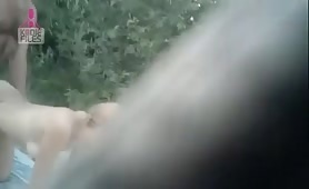 Un voyeur filme un couple qui baise sur la plage