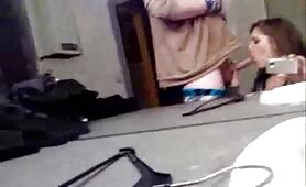 Elle suce dans un lieu publique