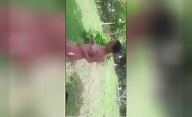 Une belle partouze dans le jardin