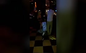 Il lèche sa copine dans une boite de nuit
