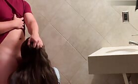Elle s'est presque fait surprendre dans les toilettes
