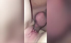 Couple baise dans le vestiaire de la piscine