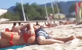 Un petit doitage à la plage