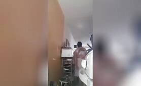 Maman se met un plug pour cuisiner