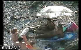 Des amis baisent sur une plage