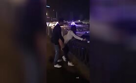 Couple russe se filme en train de baiser sur un pont