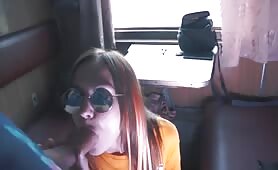 Couple baise dans un compartiment de train