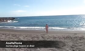 Femme naturiste à la plage