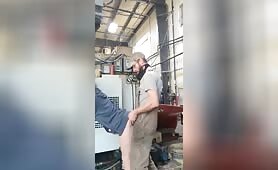 2 employés baisent à l'usine