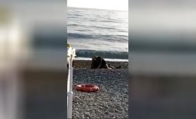 Couple se fait filmer en train de baiser sur la plage