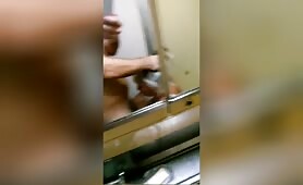Elle suce son mari dans les toilettes du train