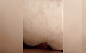 Elle me caresse la queue avec sa chatte