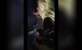 Elle danse dans l'immeuble après avoir avalé son foutre