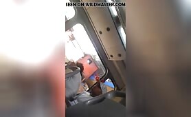 Il demande à sa voisine de bus de le sucer et cette coquine accepte