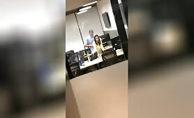 Le patron grillé en train de baiser sa secrétaire au taf