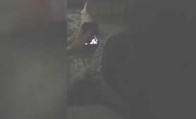 Ma copine se masturbe en matant un porno