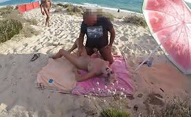 Tout le monde vient la baiser sur la plage