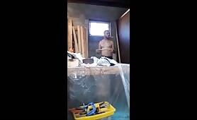 Jeune couple baise pendant qu'ils refont leur maison