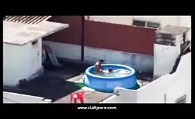 Les voisins testent la nouvelle piscine