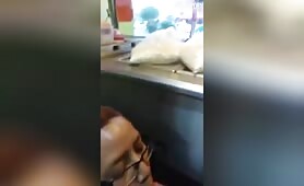 Patron se fait sucer par une employée derrière le comptoir