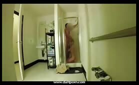 Il baise sa coloc sous la douche