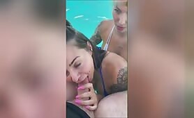 2 copines sucent à la piscine